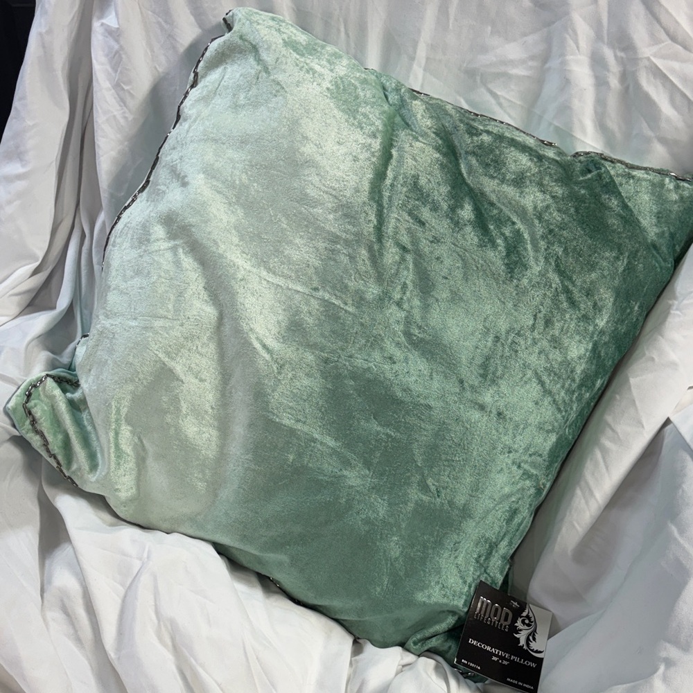MOD Lifestyles Seafoam Ombre Velvet Viscose Beaded Edges  Pillow, 20" x 20"
